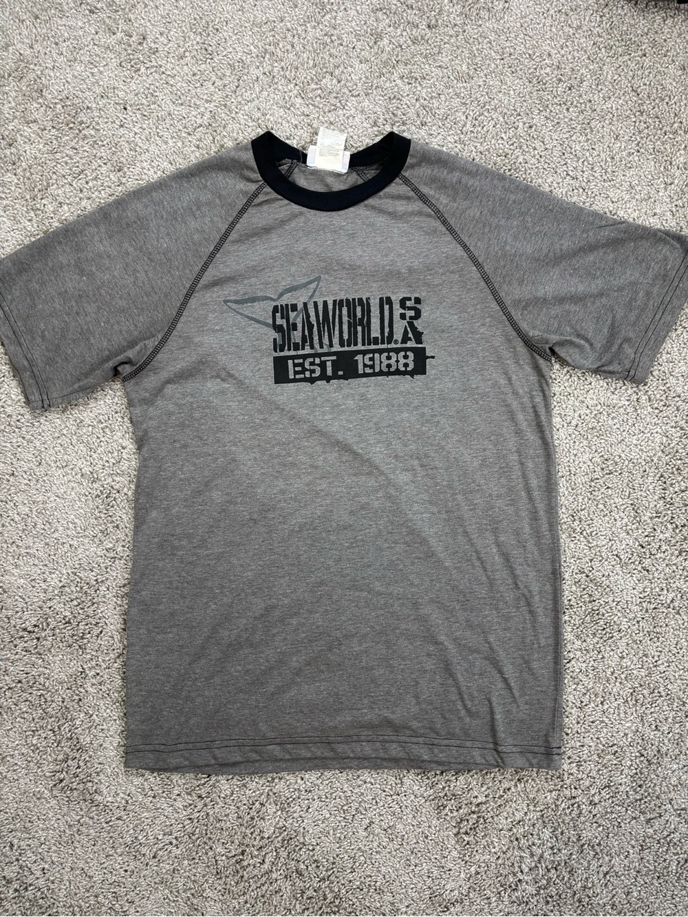 5th & Ocean Gray Short Sleeve SeaWorld Graphic Tee